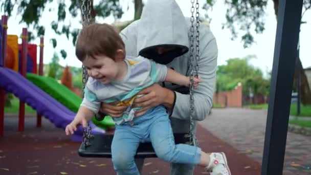 Ein Problem Der Entführung Auf Einem Spielplatz Ist Ein Kind — Stockvideo