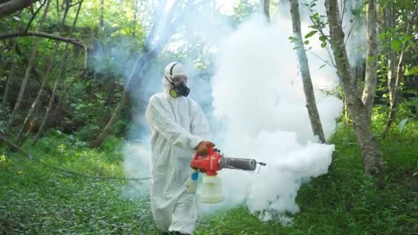 Trabajador Uniforme Utiliza Fumigador Mosquitos Para Destruir Virus Del Zika — Vídeo de stock