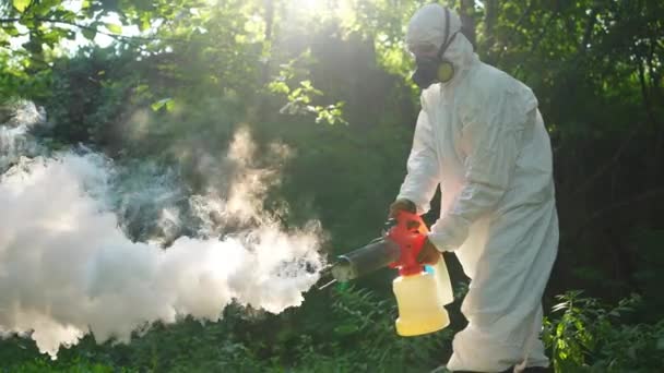 Deshacerse Las Garrapatas Utiliza Fumigador Mosquitos Para Destruir Virus Del — Vídeo de stock