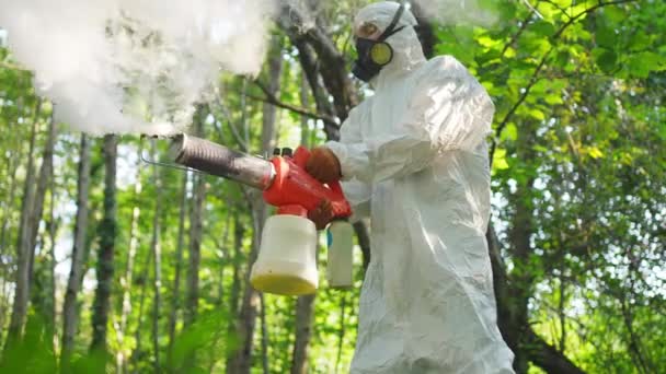 在森林中使用熏蒸器和杀虫剂 — 图库视频影像