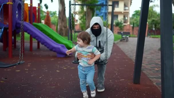 Problema Sequestro Playground Uma Criança Uma Pessoa Criminosa — Vídeo de Stock