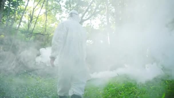 Дезинсектор Комбинезоне Использует Фумигатор Комаров Распыления Пестицидов — стоковое видео