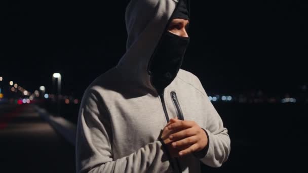 Berjalan Pencuri Atau Perampok Dalam Topeng Menyembunyikan Wajahnya Dari Kamera — Stok Video