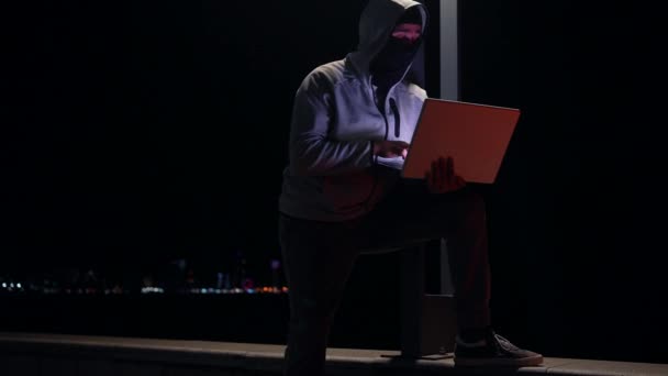 Bandido Hacker Pasamontañas Con Ordenador Portátil Por Noche Calle — Vídeo de stock