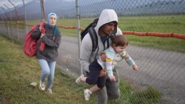 Mülteci ailesi yasadışı sınır ihlali sorunu yaşıyor.