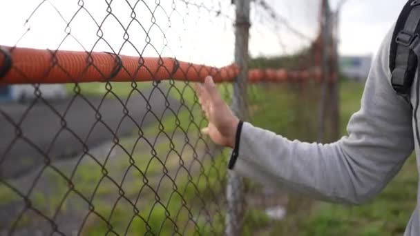 Sorun Yasadışı Bir Göçmen Belgesiz Bir Insandır Adam Sınır Bariyerini — Stok video
