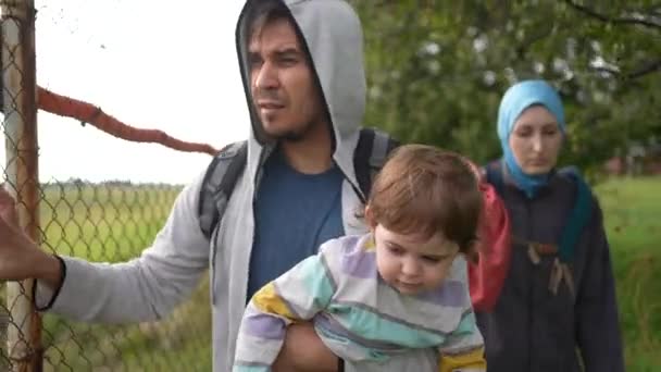Семья Беженцев Занимается Проблемой Нелегального Пересечения Границы Документов — стоковое видео