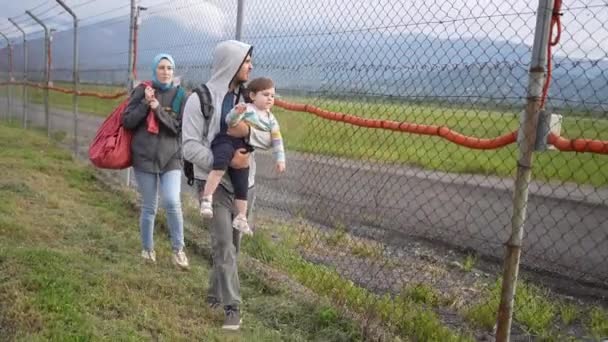 Familie Migranți Plimbă Lungul Gardului Problemei Transferului Frontieră — Videoclip de stoc