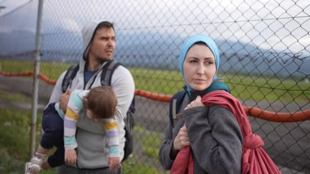 Семья Нелегальных Иммигрантов Стоит Забора Перед Проблемой Незарегистрированных Лиц — стоковое видео