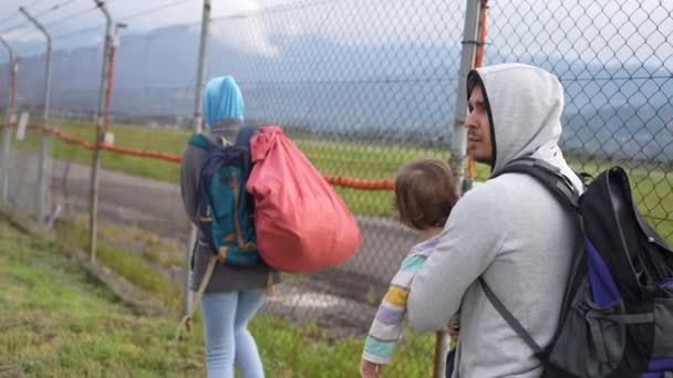 Flykting Familj Kör Olaglig Gränsöverskridare Problem Papperslös Person Närbild — Stockvideo