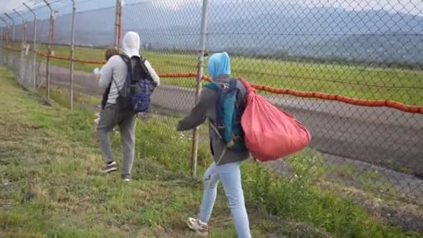 Uprchlíci Rodina Běží Nelegální Hraniční Crosser Problém Nezdokumentované Osoby Zblízka — Stock video