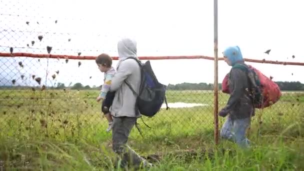 Una Famiglia Migrante Cammina Lungo Recinzione Problema Frontiera Persone Senza — Video Stock