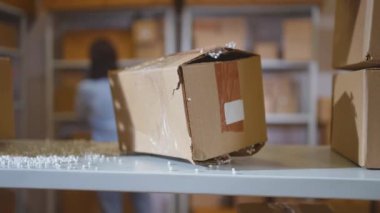 Bir depoda kayıp bir paket, çalışan birinin geçmişiyle karşılaştırıldığında...
