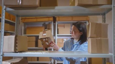 Depodaki hasarlı paket çalışandan memnun değil.