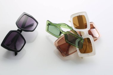 Beyaz Arkaplanda Renkli Güneş Gözlüğü - Ürün Fotoğrafçılığı