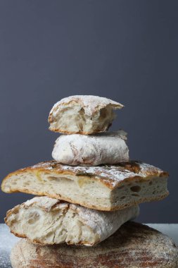 Masada un olan bir yığın taze ekmek - Yemek Fotoğrafçılığı
