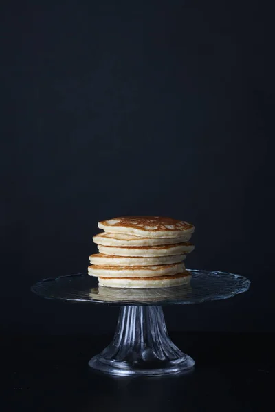 Stapel Frischer Pfannkuchen Auf Einem Glasständer — Stockfoto