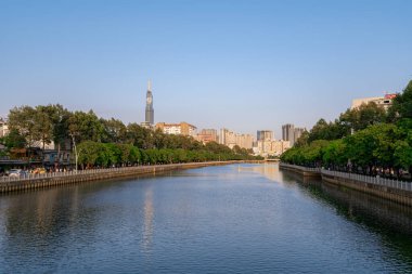 Ho Chi Minh, Viet Nam - 7 Nisan 2023: Ho Chi Minh Caddesi, öğlen güneşi, Landmark 81 'e bakın