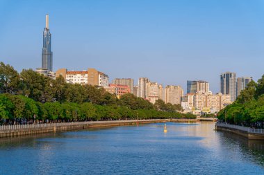 Ho Chi Minh, Viet Nam - 7 Nisan 2023: Ho Chi Minh Caddesi, öğlen güneşi, Landmark 81 'e bakın