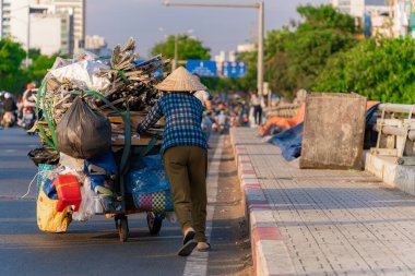 Ho Chi Minh, Viet Nam - 7 Nisan 2023: Ho Chi Minh Caddesi, öğlen güneşi, Landmark 81 'e bakın