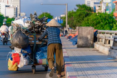 Ho Chi Minh, Viet Nam - 7 Nisan 2023: Ho Chi Minh Caddesi, öğlen güneşi, Landmark 81 'e bakın