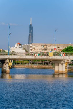 Ho Chi Minh, Viet Nam - 7 Nisan 2023: Ho Chi Minh Caddesi, öğlen güneşi, Landmark 81 'e bakın