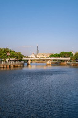 Ho Chi Minh, Viet Nam - 7 Nisan 2023: Ho Chi Minh Caddesi, öğlen güneşi, Landmark 81 'e bakın