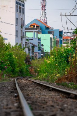 Dar bir sokaktan geçen trenin inanılmaz manzarası, Hanoi Eski Mahallesi. Trenin fotoğraflarını çeken turistler..