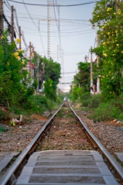 Dar bir sokaktan geçen trenin inanılmaz manzarası, Hanoi Eski Mahallesi. Trenin fotoğraflarını çeken turistler..