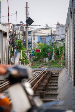 Ho Chi Minh, Viet Nam - 8 Nisan 2023: Dar bir sokaktan geçen trenin inanılmaz manzarası, Hanoi Eski Mahallesi. Trenin fotoğraflarını çeken turistler. Hanoi Tren Sokağı popüler bir yerdir.