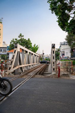 Ho Chi Minh, Viet Nam - 8 Nisan 2023: Dar bir sokaktan geçen trenin inanılmaz manzarası, Hanoi Eski Mahallesi. Trenin fotoğraflarını çeken turistler. Hanoi Tren Sokağı popüler bir yerdir.