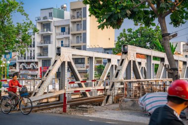 Ho Chi Minh, Viet Nam - 8 Nisan 2023: Dar bir sokaktan geçen trenin inanılmaz manzarası, Hanoi Eski Mahallesi. Trenin fotoğraflarını çeken turistler. Hanoi Tren Sokağı popüler bir yerdir.