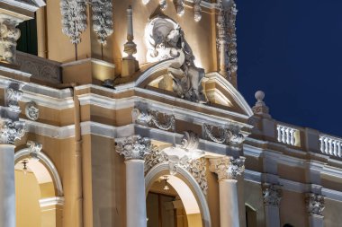 Ho Chi Minh, Viet Nam - 10 Nisan 2023: Saigon Belediye Binası, Vincom Merkezi kuleleri, muhteşem geceye karşı renkli sokak trafiği ve tropikal bitkiler. Saigon şehir merkezinin ünlü simgeleriyle.