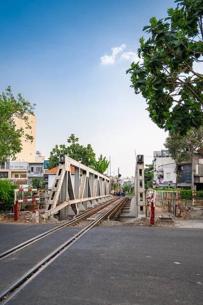 Chi Minh Vietnam Dubna 2023 Neuvěřitelný Pohled Vlak Projíždějící Úzkou — Stock fotografie