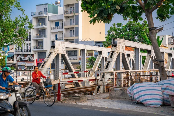 Ho Chi Minh, Viet Nam - 8 Nisan 2023: Dar bir sokaktan geçen trenin inanılmaz manzarası, Hanoi Eski Mahallesi. Trenin fotoğraflarını çeken turistler. Hanoi Tren Sokağı popüler bir yerdir.