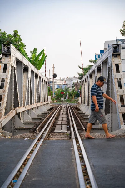 Ho Chi Minh, Viet Nam - 8 Nisan 2023: Dar bir sokaktan geçen trenin inanılmaz manzarası, Hanoi Eski Mahallesi. Trenin fotoğraflarını çeken turistler. Hanoi Tren Sokağı popüler bir yerdir.