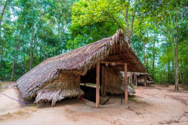 Cu Chi, Viet Nam - 20 Mayıs 2023: Cu Chi Tünelinin panoramik görüntüsü. Vietnam 'ın ünlü turistik merkezi.