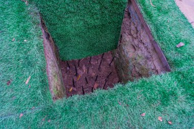 Cu Chi, Viet Nam - 20 Mayıs 2023 Cu Chi tünelleri. Tuzağı Cu Chi tünellerinde kullandıklarını gösteren personel. Vietnam savaşında kullanılıyor. Vietnam 'ın ünlü turistik merkezi.