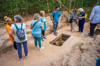 Cu Chi, Viet Nam - 20 Mayıs 2023 Cu Chi tünelleri. Bir Vietkong 'un tünele nasıl saklandığını gösteren bir rehber. Vietnam savaşında kullanılıyor. Vietnam 'ın ünlü turistik merkezi.