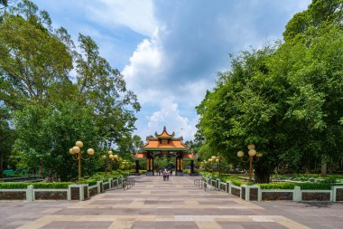 Cu Chi, Viet Nam - 20 Mayıs 2023: Sabah Ben Duoc Tapınağı, Cu Chi, Ho Chi Minh şehri, Vietnam. Cu Chi Tüneli 'nin yanındaki tarihi bölge devrimcisi, 1975' ten önce Vietnam 'ın ünlü bir devrimci üssü. Seyahat kavramı