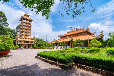 Cu Chi, Viet Nam - 20 Mayıs 2023: Sabah Ben Duoc Tapınağı, Cu Chi, Ho Chi Minh şehri, Vietnam. Cu Chi Tüneli 'nin yanındaki tarihi bölge devrimcisi, 1975' ten önce Vietnam 'ın ünlü bir devrimci üssü. Seyahat kavramı