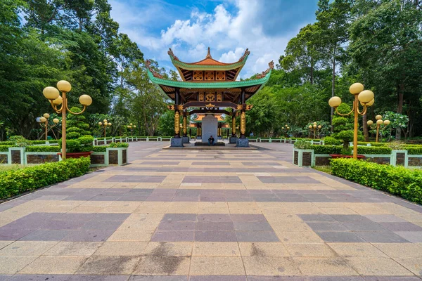 Cu Chi, Viet Nam - 20 Mayıs 2023: Sabah Ben Duoc Tapınağı, Cu Chi, Ho Chi Minh şehri, Vietnam. Cu Chi Tüneli 'nin yanındaki tarihi bölge devrimcisi, 1975' ten önce Vietnam 'ın ünlü bir devrimci üssü. Seyahat kavramı