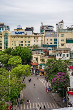 Hanoi, Viet Nam - 13 Mayıs 2023: Hoan Kiem Gölü 'nün havadan görünüşü - Ho Guom ya da Sword Gölü' nün ortasında sabah sisli havada. Hoan Kiem Gölü Hanoi 'de ünlü bir turistik yerdir. Seyahat ve manzara konsepti. Seçici odak.