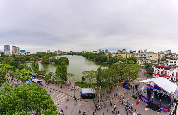 Hanoi, Viet Nam - 13 Mayıs 2023: Hoan Kiem Gölü 'nün havadan görünüşü - Ho Guom ya da Sword Gölü' nün ortasında sabah sisli havada. Hoan Kiem Gölü Hanoi 'de ünlü bir turistik yerdir. Seyahat ve manzara konsepti. Seçici odak.