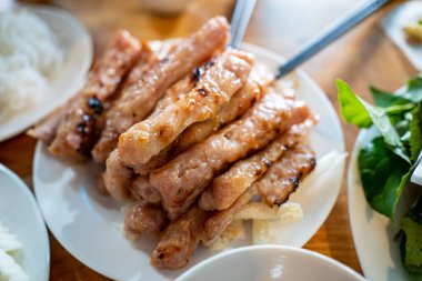 Izgara domuz sarması ve sebze bitkilerinde rulo.