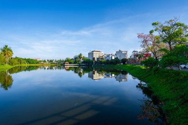 Bao Loc, Vietnam - 01 Mayıs 2023: Küçük Dong Nai Gölü 'nün sabah manzarası - Bao Loc şehrinin merkezi gölü, Lam Dong, Vietnam. Büyük bir televizyon kulesinin yanında güzel duruyor..