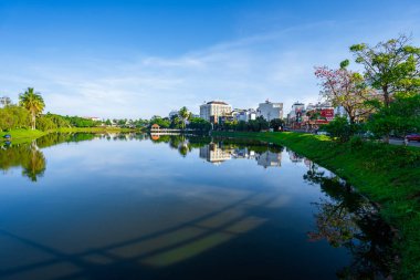 Bao Loc, Vietnam - 01 Mayıs 2023: Küçük Dong Nai Gölü 'nün sabah manzarası - Bao Loc şehrinin merkezi gölü, Lam Dong, Vietnam. Büyük bir televizyon kulesinin yanında güzel duruyor..