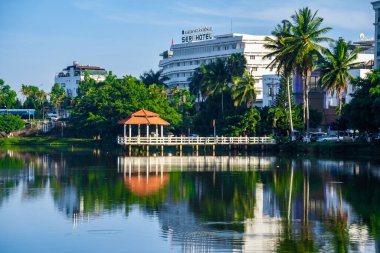Bao Loc, Vietnam - 01 Mayıs 2023: Küçük Dong Nai Gölü 'nün sabah manzarası - Bao Loc şehrinin merkezi gölü, Lam Dong, Vietnam. Büyük bir televizyon kulesinin yanında güzel duruyor..