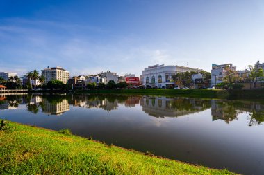 Bao Loc, Vietnam - 01 Mayıs 2023: Küçük Dong Nai Gölü 'nün sabah manzarası - Bao Loc şehrinin merkezi gölü, Lam Dong, Vietnam. Büyük bir televizyon kulesinin yanında güzel duruyor..