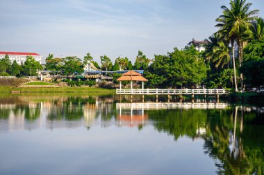 Bao Loc, Vietnam - 01 Mayıs 2023: Küçük Dong Nai Gölü 'nün sabah manzarası - Bao Loc şehrinin merkezi gölü, Lam Dong, Vietnam. Büyük bir televizyon kulesinin yanında güzel duruyor..